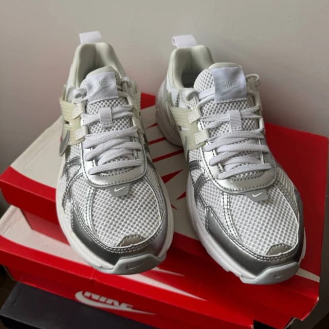 Nike V2K Run Metallic Silver White 33